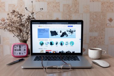 Estonya, Tallinn, 15 Temmuz 2020. Apple Macbook Pro ile Ebay sitesinde mal ara
