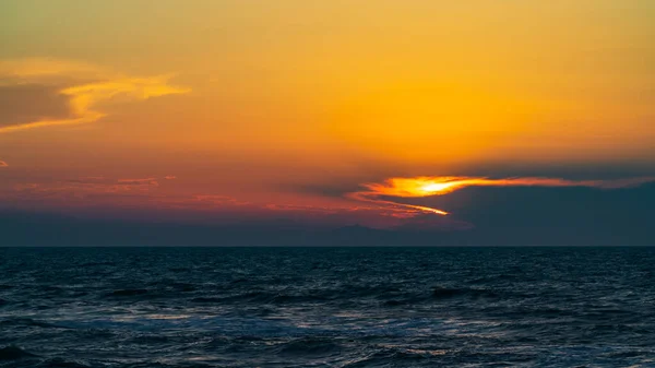 Oscuro Atardecer Dramático Sobre Mar — Foto de Stock