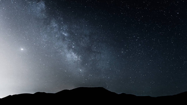 молочный путь в ночном небе