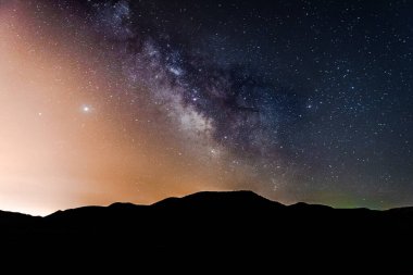 Gece gökyüzünde Samanyolu