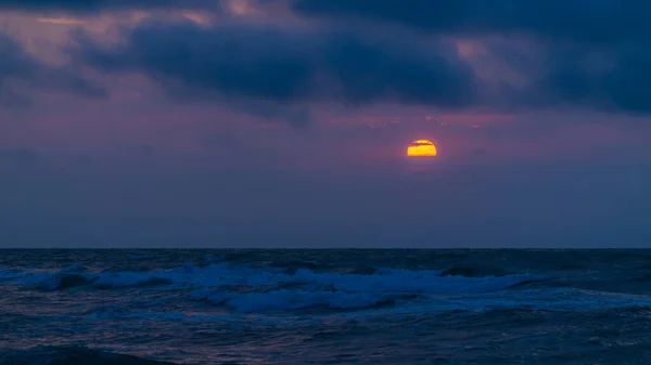 Pôr Sol Dramático Colorido Mar — Fotografia de Stock