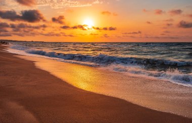 Sahilde renkli bir gün batımı