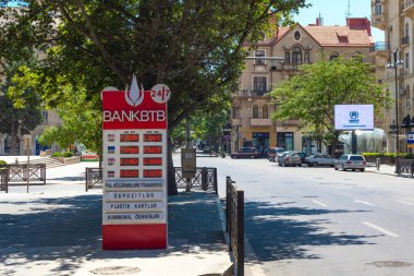Bakü, Azerbaycan, 9 Ağustos 2020 Samed Vurgun Caddesi 'ndeki döviz kurları kurulu