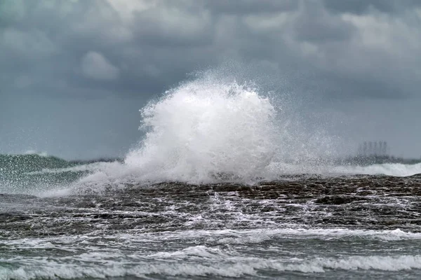 Волны Разбивают Прибрежные Породы Избирательный Фокус — стоковое фото
