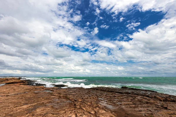 Klippiga Havet Molnigt Väder — Stockfoto