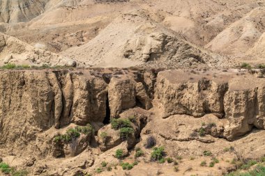 Kumlu bir kanyonun dik yamaçları