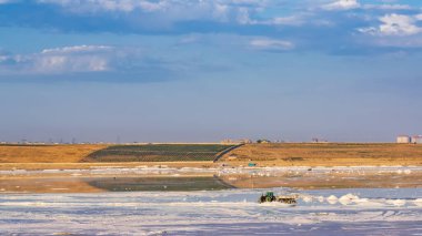 Güneş doğarken gölde tuz madenciliği