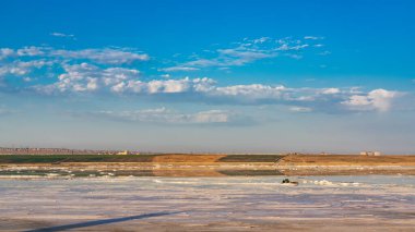 Güneş doğarken gölde tuz madenciliği
