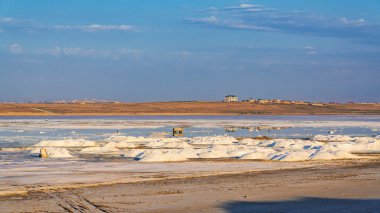Güneş doğarken gölde tuz madenciliği