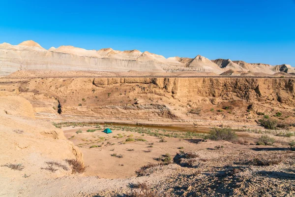Idegenforgalmi Sátor Egy Hegyvidéki Sivatagi Területen Egy Kis Folyó Mellett — Stock Fotó