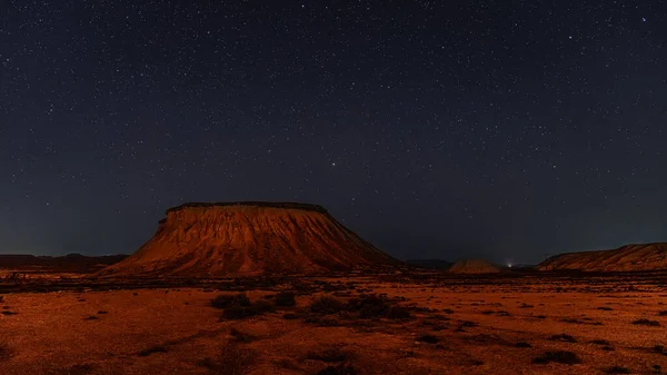 夜空笼罩着群山 — 图库照片