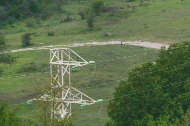 Dağlardaki güç iletim kuleleri