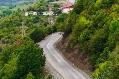 Dağlar boyunca boş viraj yolu