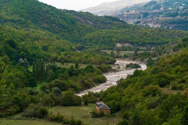 Grote Mooie Groene Rotsachtige Bergen Met Een Dicht Bos — Stockfoto