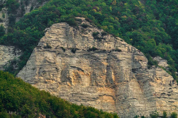 Grandes Montañas Rocosas Verdes Hermosas Con Bosque Denso — Foto de Stock