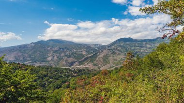 Dağlardaki köyün manzarası