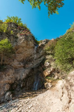Dağlık bölgede küçük bir şelale