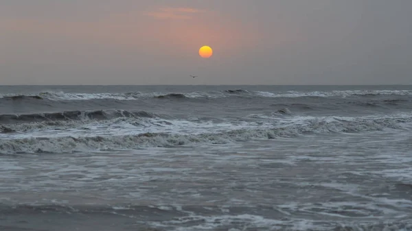 Smutný Východ Slunce Bouřlivé Mořské Krajině — Stock fotografie