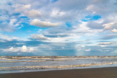 Gün batımında deniz plajı