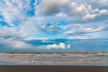 Gün batımında deniz plajı