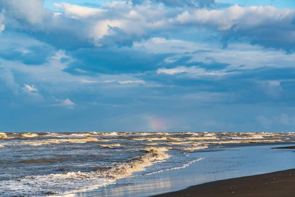 Fırtınalı okyanusun üzerinde kara bulutlar