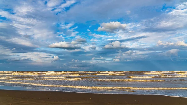 Gün batımında deniz plajı