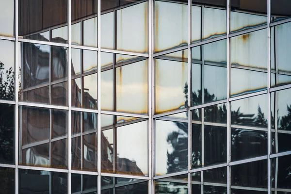 Reflecties Hoek Van Glazen Gevel Van Een Kantoorgebouw — Stockfoto