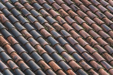 Geleneksel Akdeniz terasotta çatı kiremitlerinin arka planı çapraz desen oluşturuyor