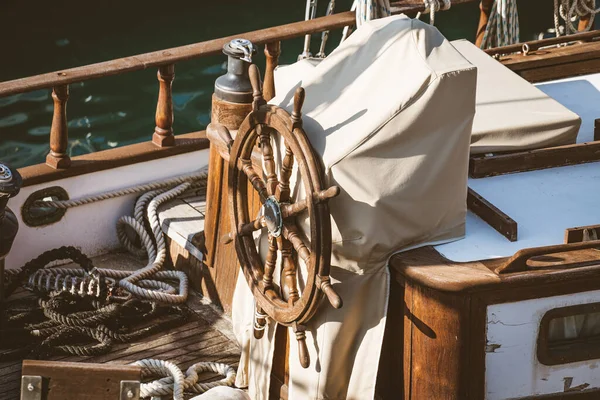 Detail Van Het Houten Dek Roer Van Een Klassieke Zeilboot — Stockfoto