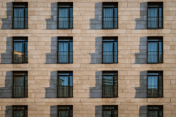 Schatten Moderner Balkone Über Einer Steinfassade Nachmittagslicht — Stockfoto