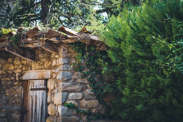 Doğal taşlar ve terasotta fayanslarından yapılmış geleneksel bir Akdeniz kulübesinin köşesinde.