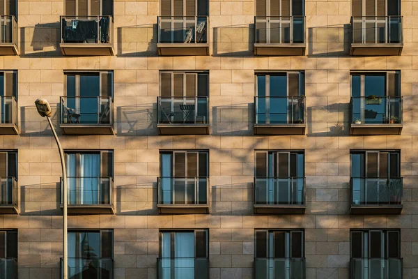Sombras Varandas Modernas Sobre Uma Fachada Pedra Luz Tarde — Fotografia de Stock