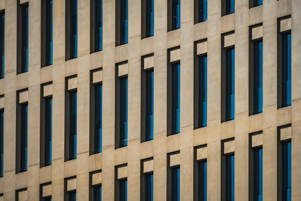 Uniforme Gevel Van Een Kantoorgebouw Met Rijen Verticale Ramen — Stockfoto