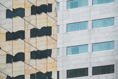 Bir ofis binasının cam cephesinde yansımalar