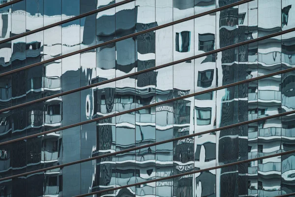 Städtisches Wohnhaus Spiegelt Sich Blauer Glasfassade — Stockfoto