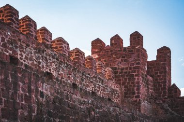 İç perde duvarı ve rodeno kırmızı kayalardan yapılmış bir ortaçağ kalesinin kulesi.