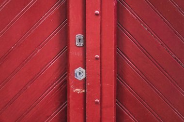 Geleneksel kırmızı ahşap kapının ayrıntıları