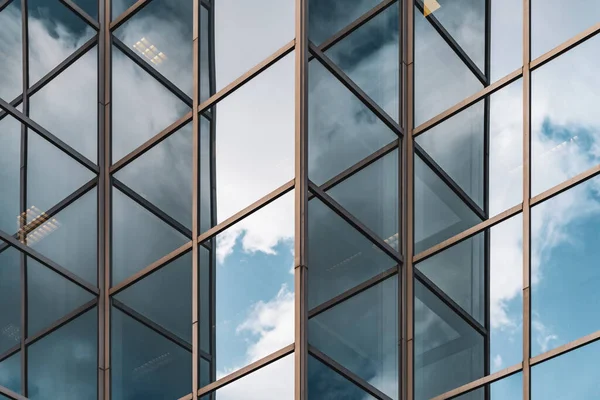 Fond Abstrait Nuages Réfléchis Sur Les Coins Vitrés Immeuble Bureaux — Photo