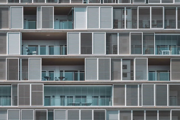 Frontaal Geometrisch Zicht Luiken Balkons Van Een Stedelijk Gebouw Doorlopende — Stockfoto