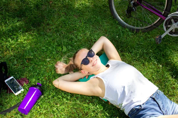 Flicka Med Cykel Ligger Gräset — Stockfoto