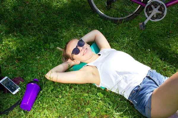 Mädchen Mit Fahrrad Liegt Gras — Stockfoto