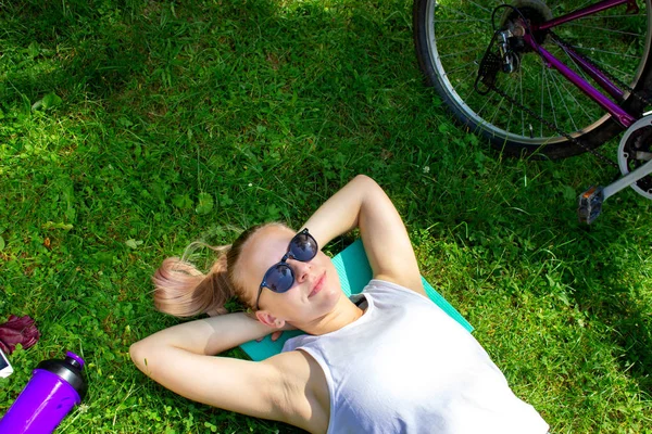 Flicka Med Cykel Ligger Gräset — Stockfoto