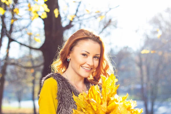 Junge Hübsche Frau Herbst Park — Stockfoto