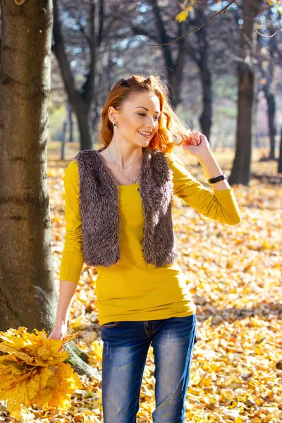 Junge Hübsche Frau Herbst Park — Stockfoto
