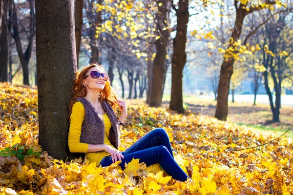 Junge Hübsche Frau Herbst Park — Stockfoto