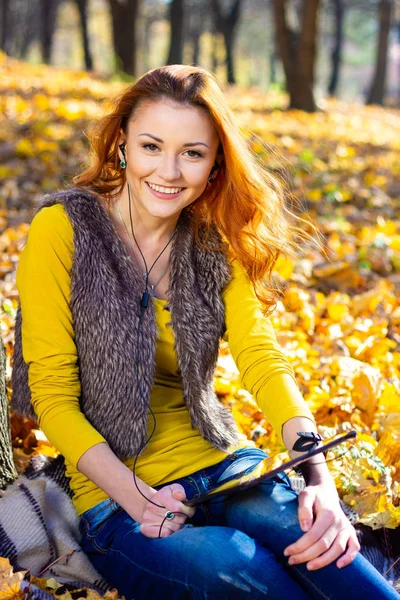 Junge Hübsche Frau Park Die Herbst Musik Hört — Stockfoto