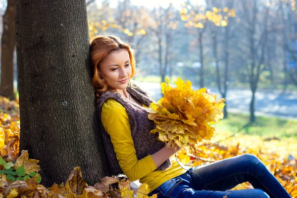 Sonbaharda Parkta Müzik Dinleyen Genç Güzel Kadın — Stok fotoğraf