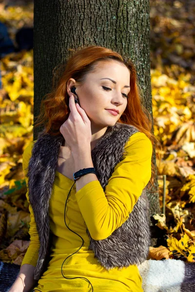 Jeune Jolie Femme Dans Parc Écoutant Musique Automne — Photo