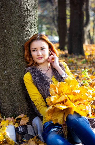 Junge Hübsche Frau Park Die Herbst Musik Hört — Stockfoto