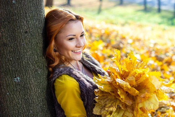 Junge Hübsche Frau Park Die Herbst Musik Hört — Stockfoto